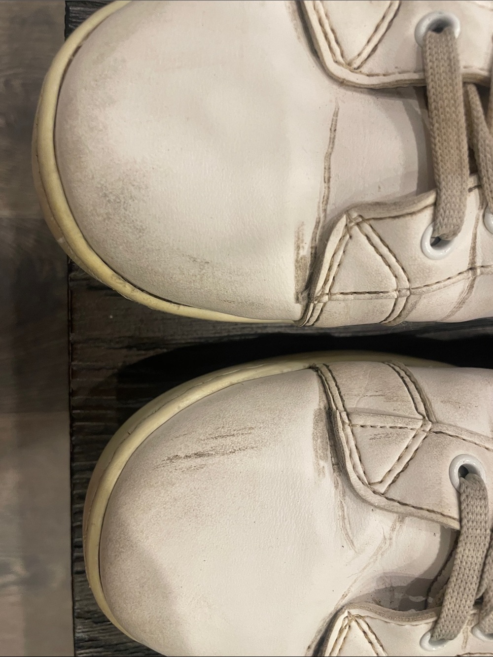 Gucci White Leather Sneakers with Red & Green Accents and Bee Embroidery - Picture 10 of 10
